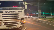 Tavşanlı'da korkutan kaza: Tırın otomobile çarptığı o anlar kamerada