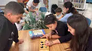 Kütüphanede strateji savaşı: Minikler oyunlarla sınırlarını zorladı