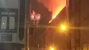 Esenler'de gece yarısı korkutan alevler: Beş katlı binanın çatısı küle döndü