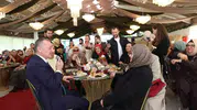 Kürsüde konuşurken annesini karşısında gördü: Başkan Büyükakın'ın şaşkınlığı salondakileri kahkahaya boğdu