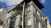 Beyoğlu'nda korku dolu anlar: Alevlerin yükseldiği binaya müdahale eden vatandaş dumandan etkilendi