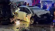 Aksaray'da dehşet anları: İki otomobil kafa kafaya çarpıştı