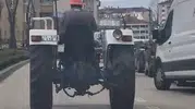 Bolu trafiğinde görenleri hayrete düşüren görüntü: Kafasında dubayla direksiyon başına geçti