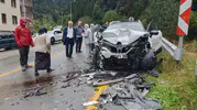 Uzungöl yolunda hatalı sollama dehşeti: Tur minibüsüyle çarpışan otomobilde 5 kişi yaralandı