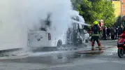 Dursunbey sokaklarında korku dolu anlar: Seyir halindeki minibüs alevlere teslim oldu
