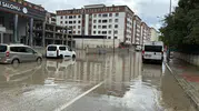 Çerkezköy'de aniden bastıran sağanak trafiği felç etti: Yollar göle döndü