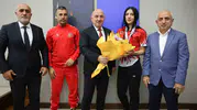 Darıca'nın gururu dünya sahnesinde zirveye çıktı: Şampiyon sporcuya meclisten altın ödül