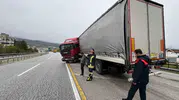 D-100 karayolunda dehşet anları: Tır bariyerlere çarparak makasladı
