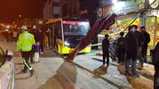 İnegöl'de gece yarısı korku dolu anlar: Kontrolden çıkan minibüs ortalığı birbirine kattı