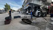Adana'da yolun ortasında dev çukur: Esnaf kendi önlemini aldı