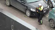 Samsun'da trafik kazasında insanlık dersi: Yaralı kadını yağmurdan yeleğiyle korudu