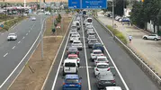 Tatilciler İstanbul yoluna döküldü trafik kilitlendi