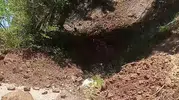 Osmaniye'de dağdan kopan kaya parçaları yolu kapattı
