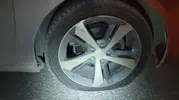 Adıyaman yollarındaki derin çukur bir otomobili yolda bıraktı