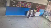 Amasyalı öğrencilerin bayrak hassasiyeti kameraya yansıdı