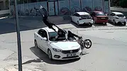 Hatay’da motosiklet kazası güvenlik kamerasına yansıdı