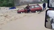 Bartın'da sağanak felaketi yolları kesti ve araçları yuttu