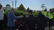 Vali Serdengeçti kaza yerinde yaralı gence yardım etti