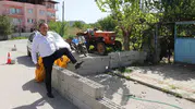 Evinin kapısına duvar örülen adam briketlerin üzerinden atlıyor