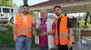 Atakum Belediyesi bayram öncesi mezarlıklarda çiçek dağıttı