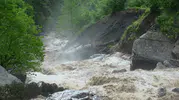 Artvin Borçka'da sel yolu kesti ulaşım durdu