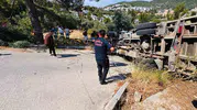 Bodrum yokuşunda iş makinesi taşıyan kamyon devrildi
