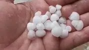 Silivri’de ceviz büyüklüğündeki dolu araçlara zarar verdi
