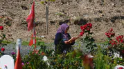 Hataylılar bayram sabahı kaybettiklerini mezarları başında andı