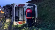 Van'da polisleri taşıyan midibüs yağışlı yolda devrildi