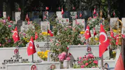 İstanbul bayram arifesinde şehitliğe akın etti