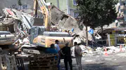 Küçükçekmece'de yıkım sırasında bina çöktü Mahalleli ölümden döndü