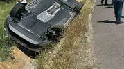 Eskişehir yolunda bayram dönüşü iki araç refüje uçtu