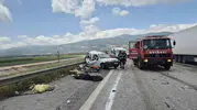 TAG Otoyolu üzerinde tırın çarptığı araçta iki kişi hayatını kaybetti