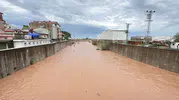 Bartın'da sağanak yağış Karadeniz'in rengini kahverengiye çevirdi