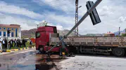 Van'da kontrolden çıkan tır tabela direğine çarptı