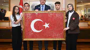 Bakan Ersoy genç sanatçıların el emeği cam mozaik bayrağını teslim aldı