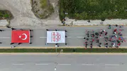 Çorumlu öğrenciler 50 metrelik bayrakla şehitliğe yürüdü