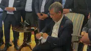 Özgür Özel genel başkanlık kararını yırtıp attı