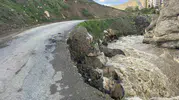 Hakkari’de ana ulaşım yolu çöktü mahalleli yolsuz kaldı