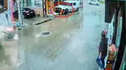 Bursa'da kaldırımda bekleyen anne ve oğluna araç çarptı