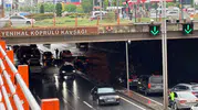 Diyarbakır'da aniden bastıran yağış trafiği kilitledi