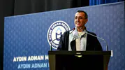 Güvenlik görevlisi olarak girdiği üniversiteden birincilikle mezun oldu