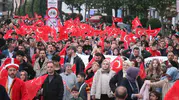 Bolu sokaklarında 200 metrelik dev bayrakla bayram yürüyüşü
