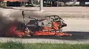 Adıyaman trafiğinde bekleyen motosiklet bir anda yanmaya başladı