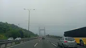 Bayram tatilinde İstanbul sis ve yağmur altında güne başladı