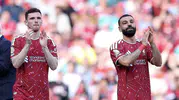 Liverpool efsaneleri Anfield çimlerine veda etti