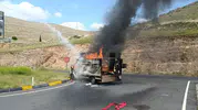 Diyarbakır yolunda eşya taşıyan kamyonet yanarak kül oldu