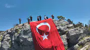 Burdur’un zirvesinde dev Türk bayrağı dalgalandı