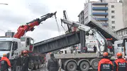 Ankara'da açık damperle seyreden kamyon üst geçidi yıktı