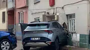 İnegöl’de kontrolsüz kavşakta cip eve daldı